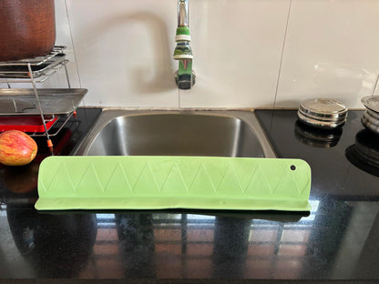 Kitchen Sink Splash Guard – Flexible Silicone Barrier